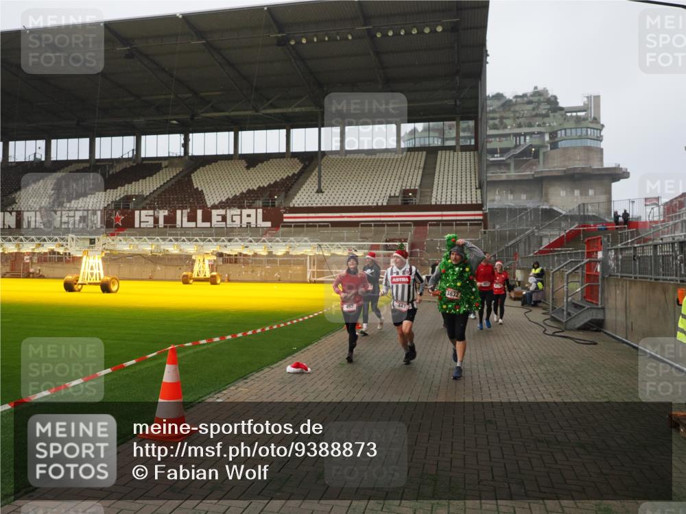 07.12.2025 - St. Pauli X-Mass-Run No. 15 Fabian Wolf http://msf.ph/oto/9388873 07.12.2025 10:20:27 Ziel 447, 452, 461, 478, 2187, 2855, 3473, 3832, 4116, 4490, 4503, 4523 meine-sportfotos.de