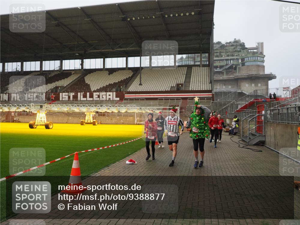 07.12.2025 - St. Pauli X-Mass-Run No. 15 Fabian Wolf http://msf.ph/oto/9388877 07.12.2025 10:20:27 Ziel 447, 452, 461, 478, 2187, 2855, 3473, 3832, 4116, 4490, 4503, 4523 meine-sportfotos.de