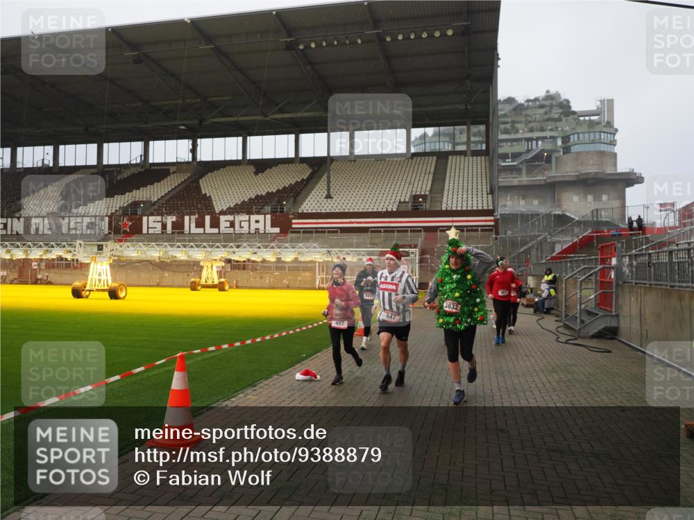 07.12.2025 - St. Pauli X-Mass-Run No. 15 Fabian Wolf http://msf.ph/oto/9388879 07.12.2025 10:20:27 Ziel 447, 452, 461, 478, 2187, 2855, 3473, 3832, 4116, 4490, 4503, 4523 meine-sportfotos.de