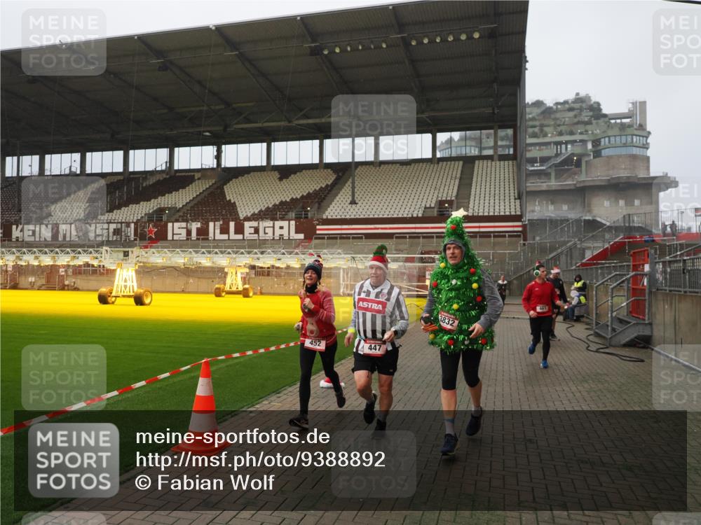 07.12.2025 - St. Pauli X-Mass-Run No. 15 Fabian Wolf http://msf.ph/oto/9388892 07.12.2025 10:20:28 Ziel 447, 452, 461, 478, 2187, 2855, 3473, 3832, 4116, 4490, 4503, 4523 meine-sportfotos.de
