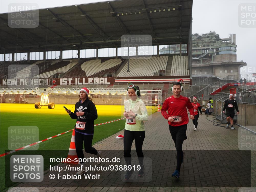 07.12.2025 - St. Pauli X-Mass-Run No. 15 Fabian Wolf http://msf.ph/oto/9388919 07.12.2025 10:20:30 Ziel 447, 452, 461, 478, 2187, 3473, 3832, 4116, 4490, 4523 meine-sportfotos.de