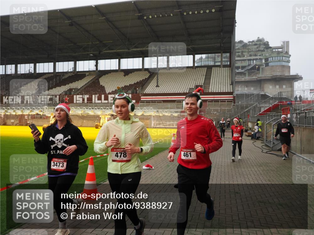 07.12.2025 - St. Pauli X-Mass-Run No. 15 Fabian Wolf http://msf.ph/oto/9388927 07.12.2025 10:20:30 Ziel 447, 452, 461, 478, 2187, 3473, 3832, 4116, 4490, 4523 meine-sportfotos.de