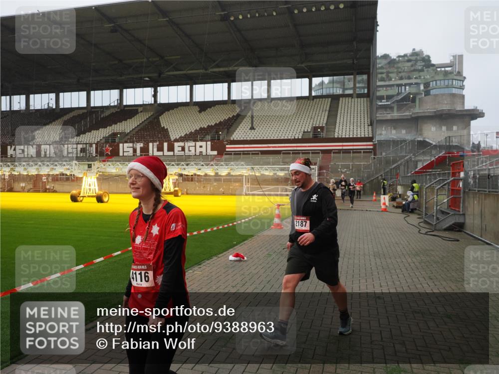 07.12.2025 - St. Pauli X-Mass-Run No. 15 Fabian Wolf http://msf.ph/oto/9388963 07.12.2025 10:20:35 Ziel 447, 452, 461, 478, 1016, 1076, 1466, 2187, 3473, 3832, 4116, 4490, 4523 meine-sportfotos.de