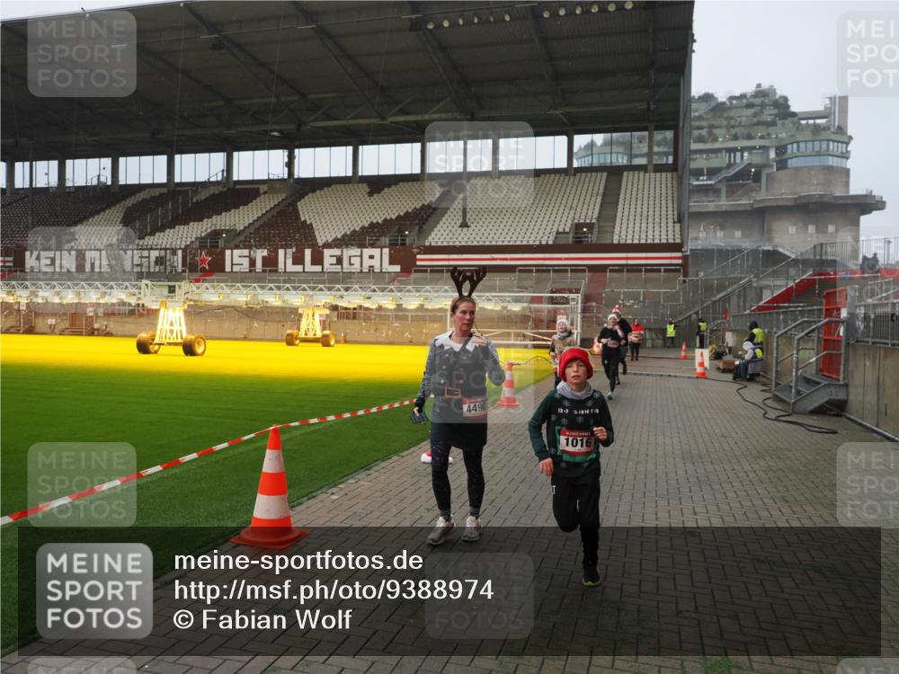 07.12.2025 - St. Pauli X-Mass-Run No. 15 Fabian Wolf http://msf.ph/oto/9388974 07.12.2025 10:20:38 Ziel 447, 452, 461, 478, 1016, 1076, 1466, 2187, 3473, 3832, 4116, 4490, 4517 meine-sportfotos.de