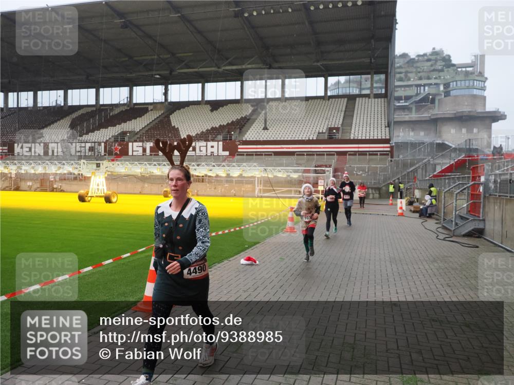 07.12.2025 - St. Pauli X-Mass-Run No. 15 Fabian Wolf http://msf.ph/oto/9388985 07.12.2025 10:20:39 Ziel 392, 447, 452, 461, 478, 1016, 1076, 1466, 2187, 3473, 3832, 4490, 4517 meine-sportfotos.de