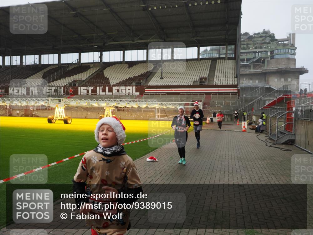 07.12.2025 - St. Pauli X-Mass-Run No. 15 Fabian Wolf http://msf.ph/oto/9389015 07.12.2025 10:20:41 Ziel 392, 447, 452, 461, 478, 1016, 1076, 1466, 2187, 3473, 4490, 4517 meine-sportfotos.de