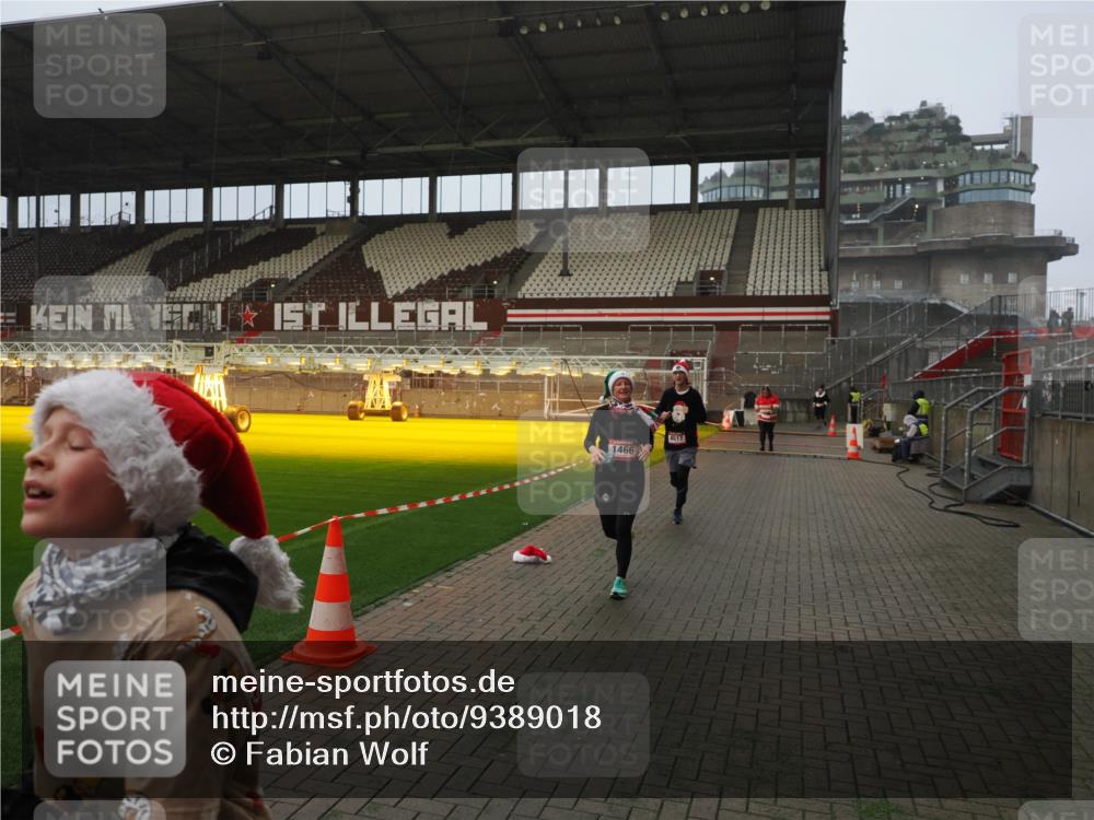 07.12.2025 - St. Pauli X-Mass-Run No. 15 Fabian Wolf http://msf.ph/oto/9389018 07.12.2025 10:20:41 Ziel 392, 447, 452, 461, 478, 1016, 1076, 1466, 2187, 3473, 4490, 4517 meine-sportfotos.de