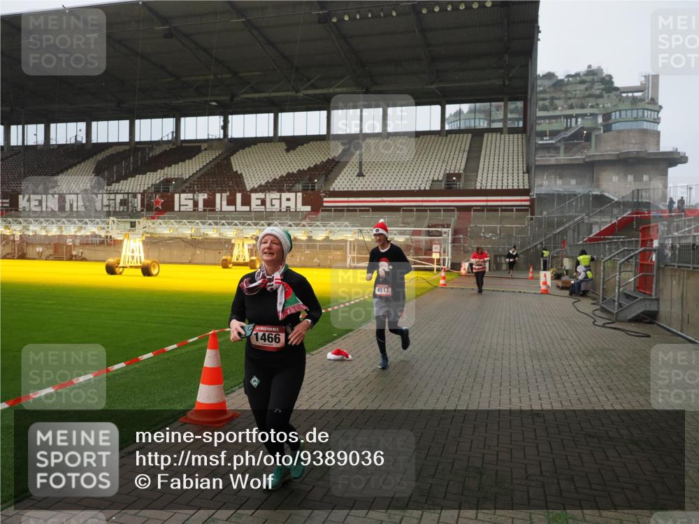 07.12.2025 - St. Pauli X-Mass-Run No. 15 Fabian Wolf http://msf.ph/oto/9389036 07.12.2025 10:20:42 Ziel 392, 461, 478, 1016, 1076, 1466, 2187, 4490, 4517 meine-sportfotos.de