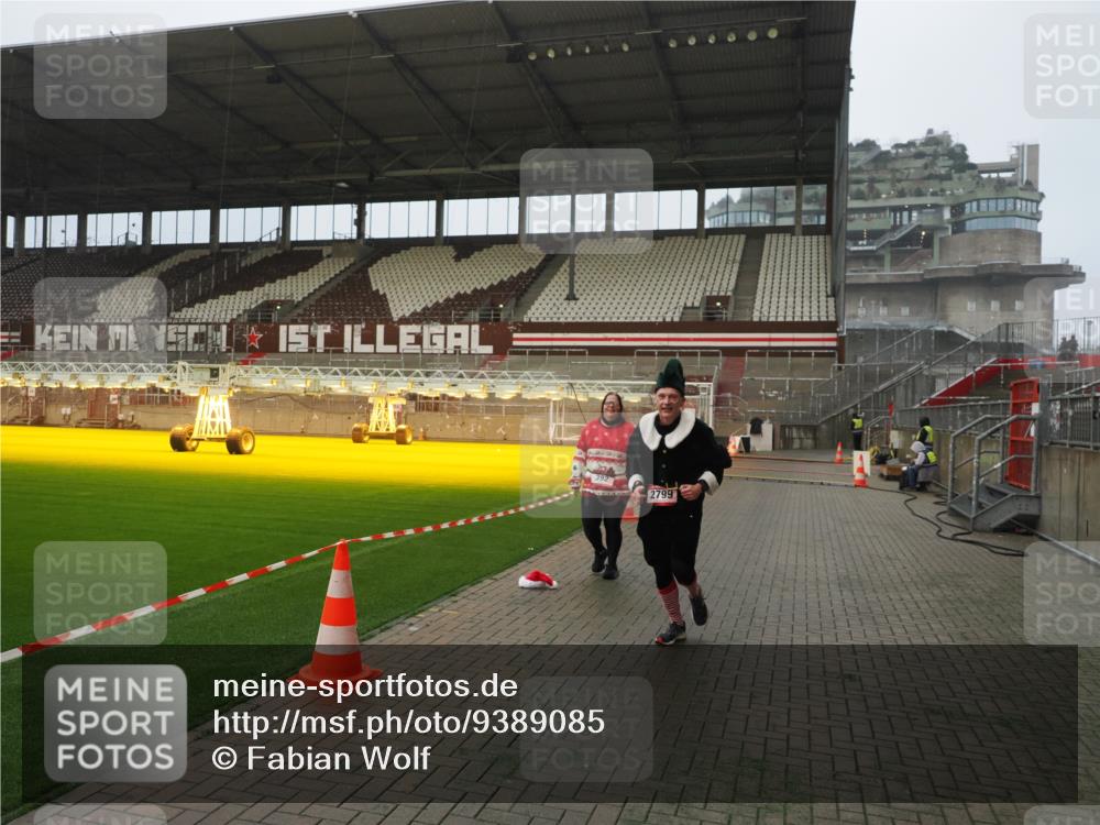 07.12.2025 - St. Pauli X-Mass-Run No. 15 Fabian Wolf http://msf.ph/oto/9389085 07.12.2025 10:20:51 Ziel 392, 1016, 1076, 1466, 2799, 4517 meine-sportfotos.de