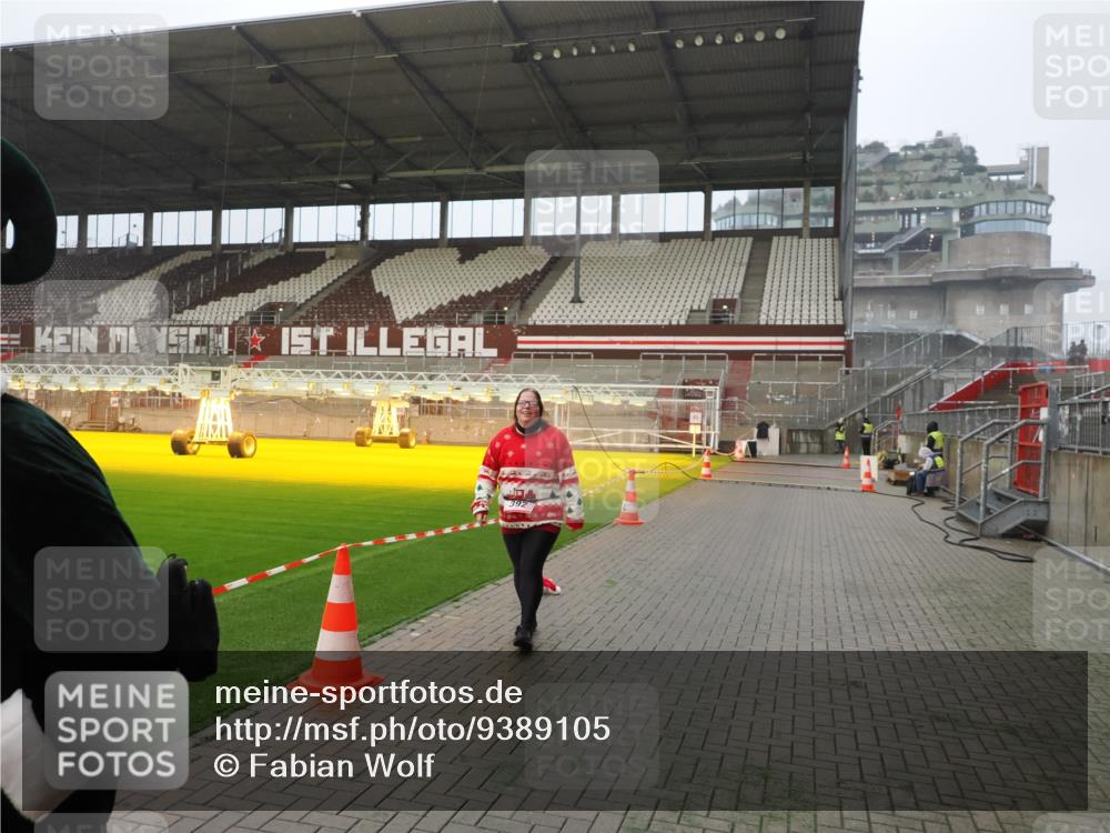 07.12.2025 - St. Pauli X-Mass-Run No. 15 Fabian Wolf http://msf.ph/oto/9389105 07.12.2025 10:20:53 Ziel 392, 1016, 1076, 1466, 2799, 4517 meine-sportfotos.de
