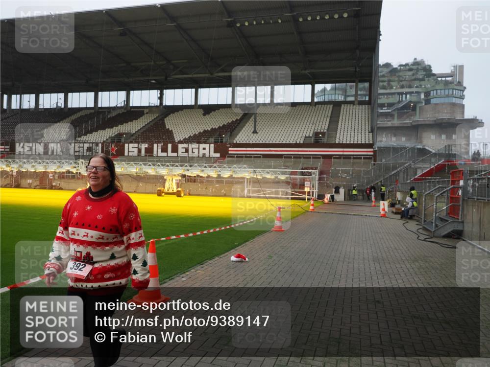 07.12.2025 - St. Pauli X-Mass-Run No. 15 Fabian Wolf http://msf.ph/oto/9389147 07.12.2025 10:20:55 Ziel 392, 2799, 4517 meine-sportfotos.de