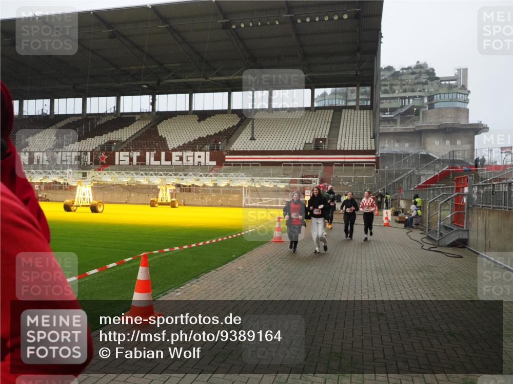 07.12.2025 - St. Pauli X-Mass-Run No. 15 Fabian Wolf http://msf.ph/oto/9389164 07.12.2025 10:21:08 Ziel 1386, 1407, 1898, 1900, 2565, 3984, 4338 meine-sportfotos.de
