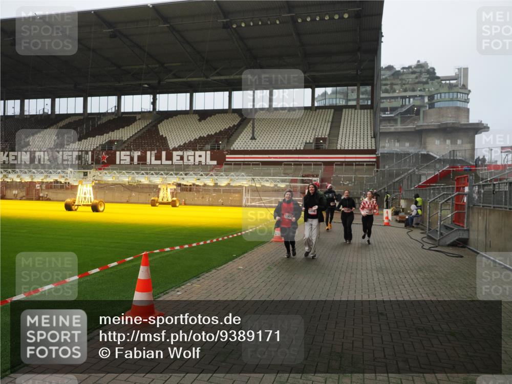 07.12.2025 - St. Pauli X-Mass-Run No. 15 Fabian Wolf http://msf.ph/oto/9389171 07.12.2025 10:21:08 Ziel 1386, 1407, 1898, 1900, 2565, 3984, 4338 meine-sportfotos.de