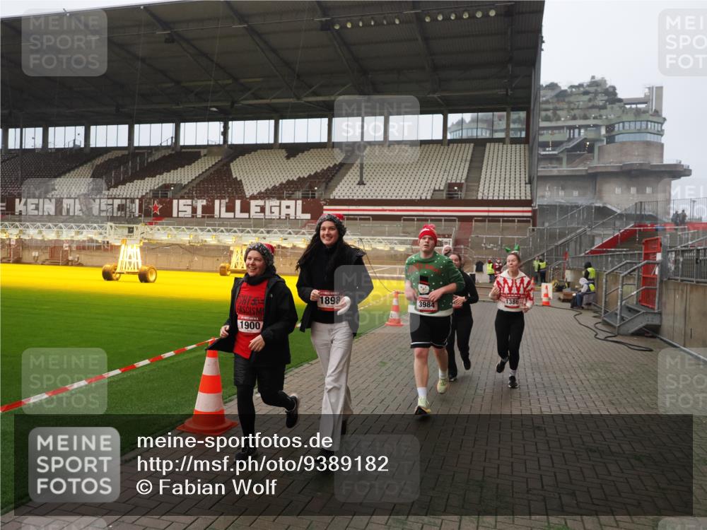 07.12.2025 - St. Pauli X-Mass-Run No. 15 Fabian Wolf http://msf.ph/oto/9389182 07.12.2025 10:21:10 Ziel 1386, 1407, 1898, 1900, 2565, 3984, 4338 meine-sportfotos.de