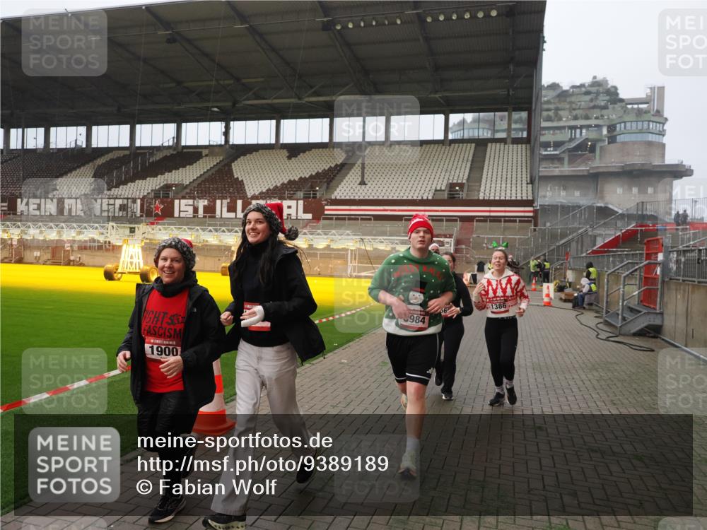 07.12.2025 - St. Pauli X-Mass-Run No. 15 Fabian Wolf http://msf.ph/oto/9389189 07.12.2025 10:21:11 Ziel 1386, 1407, 1898, 1900, 2173, 2565, 3984, 4338 meine-sportfotos.de