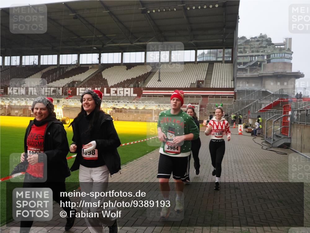 07.12.2025 - St. Pauli X-Mass-Run No. 15 Fabian Wolf http://msf.ph/oto/9389193 07.12.2025 10:21:11 Ziel 1386, 1407, 1898, 1900, 2173, 2565, 3984, 4338 meine-sportfotos.de