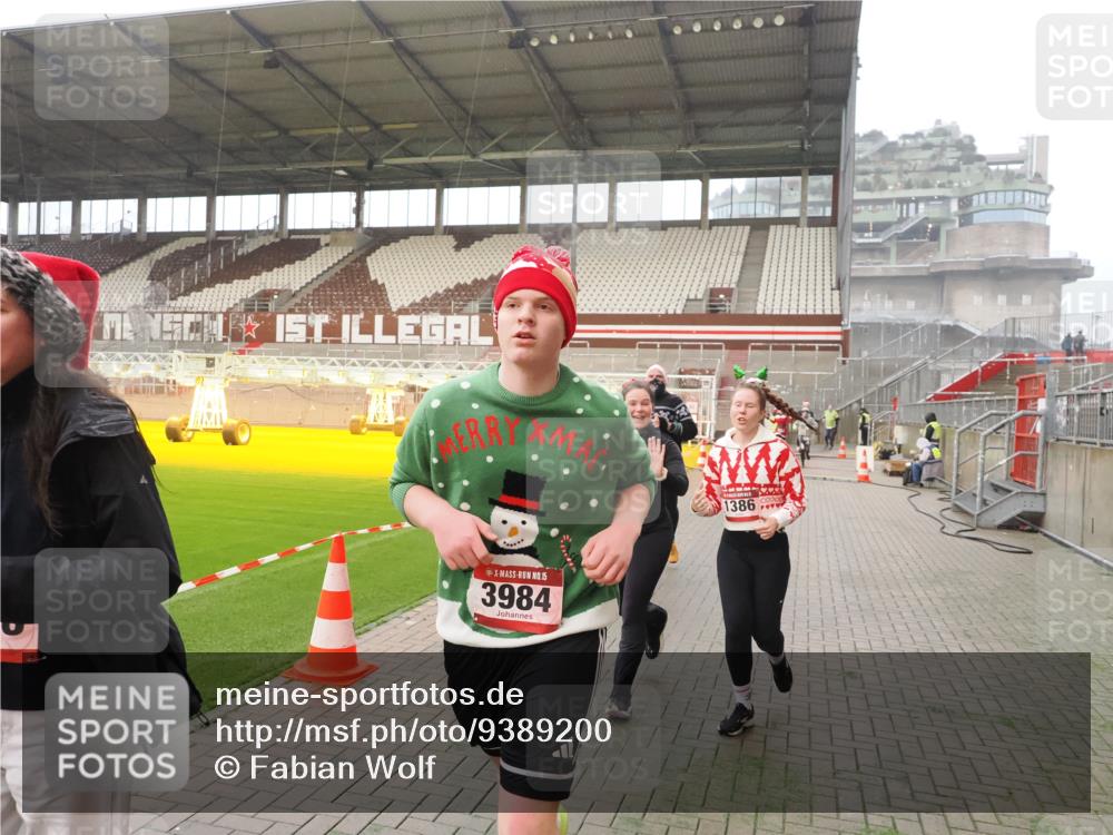 07.12.2025 - St. Pauli X-Mass-Run No. 15 Fabian Wolf http://msf.ph/oto/9389200 07.12.2025 10:21:11 Ziel 1386, 1407, 1898, 1900, 2173, 2565, 3984, 4338 meine-sportfotos.de