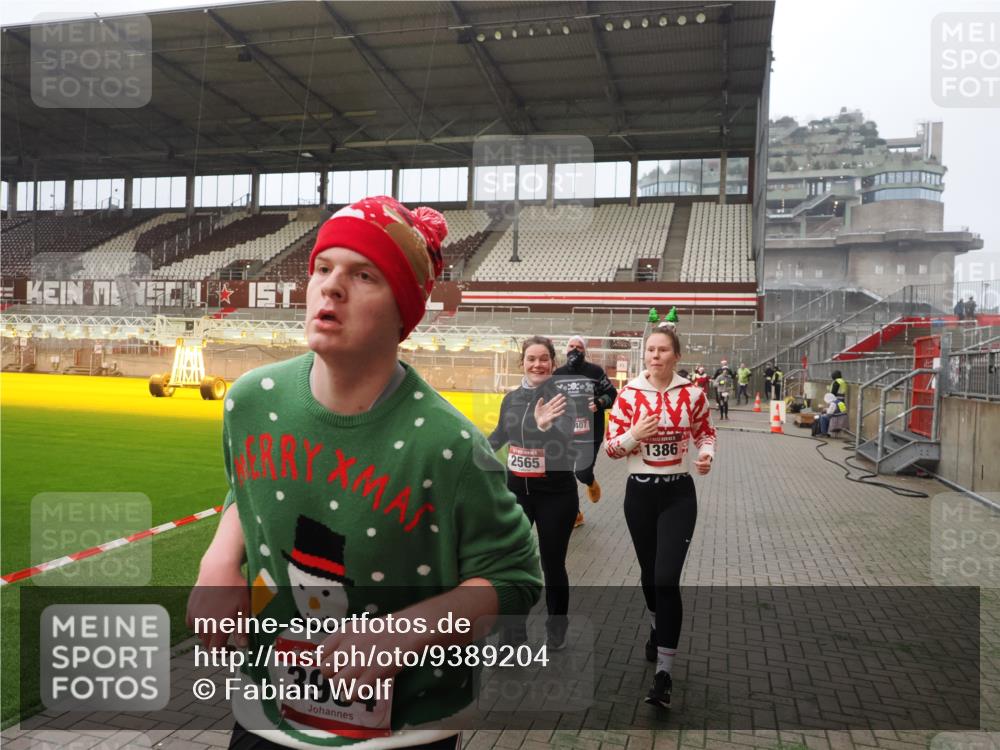 07.12.2025 - St. Pauli X-Mass-Run No. 15 Fabian Wolf http://msf.ph/oto/9389204 07.12.2025 10:21:11 Ziel 1386, 1407, 1898, 1900, 2173, 2565, 3984, 4338 meine-sportfotos.de