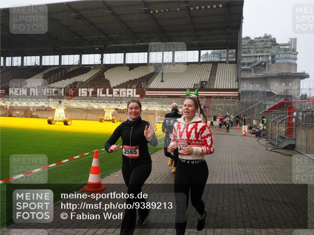 07.12.2025 - St. Pauli X-Mass-Run No. 15 Fabian Wolf http://msf.ph/oto/9389213 07.12.2025 10:21:12 Ziel 1386, 1407, 1898, 1900, 2173, 2565, 3849, 3984, 4338 meine-sportfotos.de