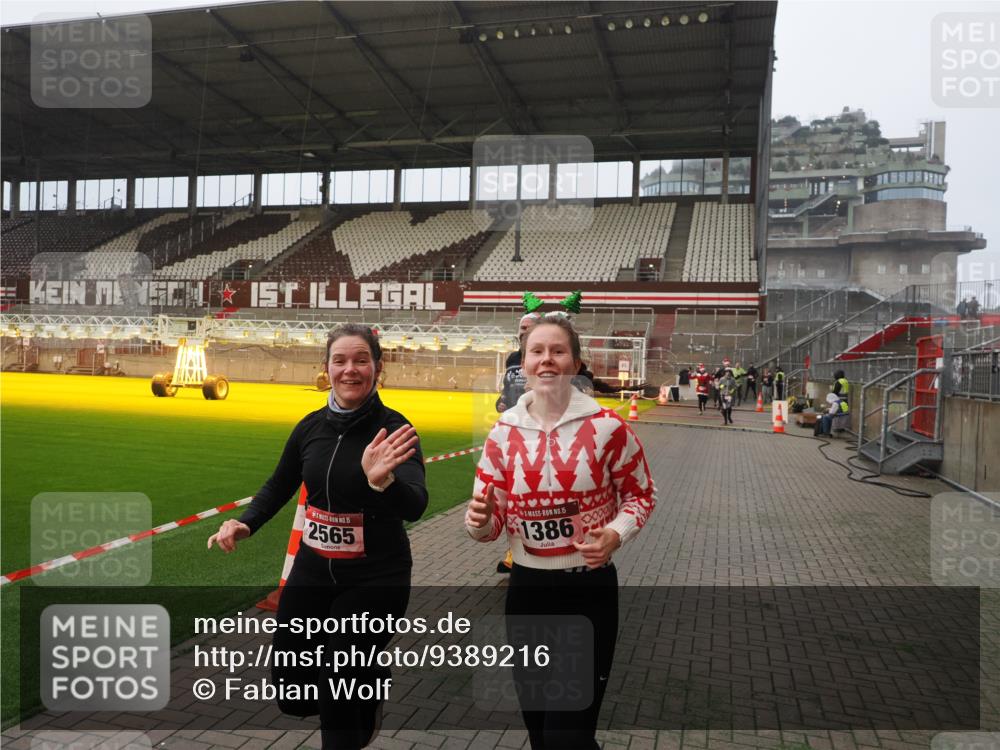 07.12.2025 - St. Pauli X-Mass-Run No. 15 Fabian Wolf http://msf.ph/oto/9389216 07.12.2025 10:21:12 Ziel 1386, 1407, 1898, 1900, 2173, 2565, 3849, 3984, 4338 meine-sportfotos.de