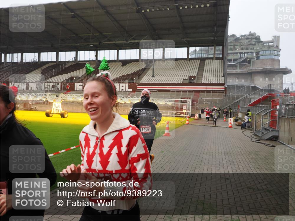 07.12.2025 - St. Pauli X-Mass-Run No. 15 Fabian Wolf http://msf.ph/oto/9389223 07.12.2025 10:21:12 Ziel 1386, 1407, 1898, 1900, 2173, 2565, 3849, 3984, 4338 meine-sportfotos.de