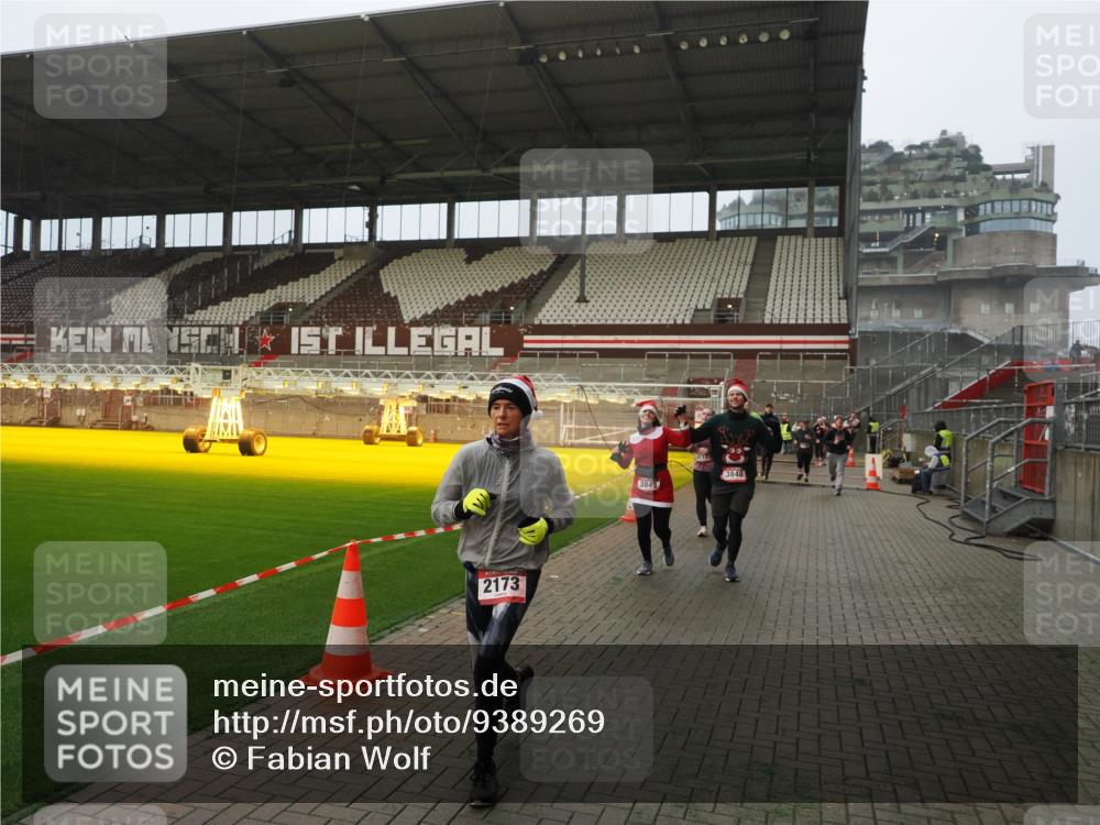 07.12.2025 - St. Pauli X-Mass-Run No. 15 Fabian Wolf http://msf.ph/oto/9389269 07.12.2025 10:21:19 Ziel 1326, 1386, 1407, 1898, 1900, 2173, 2565, 3062, 3384, 3540, 3541, 3848, 3849, 3984, 4117, 4338 meine-sportfotos.de