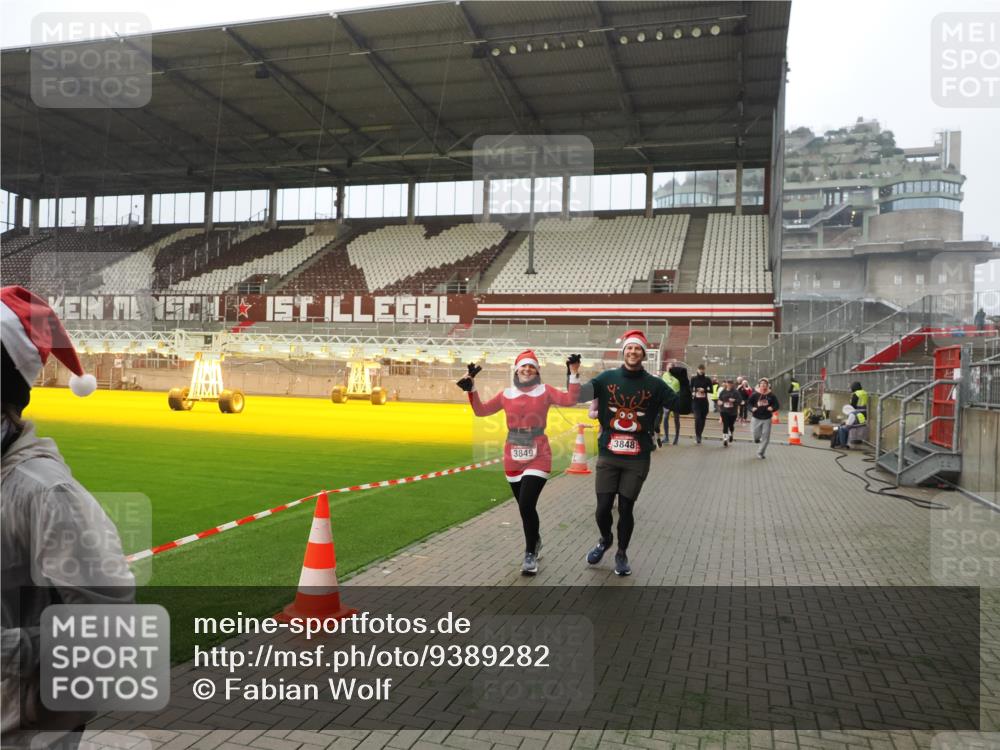 07.12.2025 - St. Pauli X-Mass-Run No. 15 Fabian Wolf http://msf.ph/oto/9389282 07.12.2025 10:21:20 Ziel 149, 1326, 1386, 1407, 1898, 1900, 2173, 2565, 3062, 3384, 3540, 3541, 3848, 3849, 3984, 4117, 4338 meine-sportfotos.de