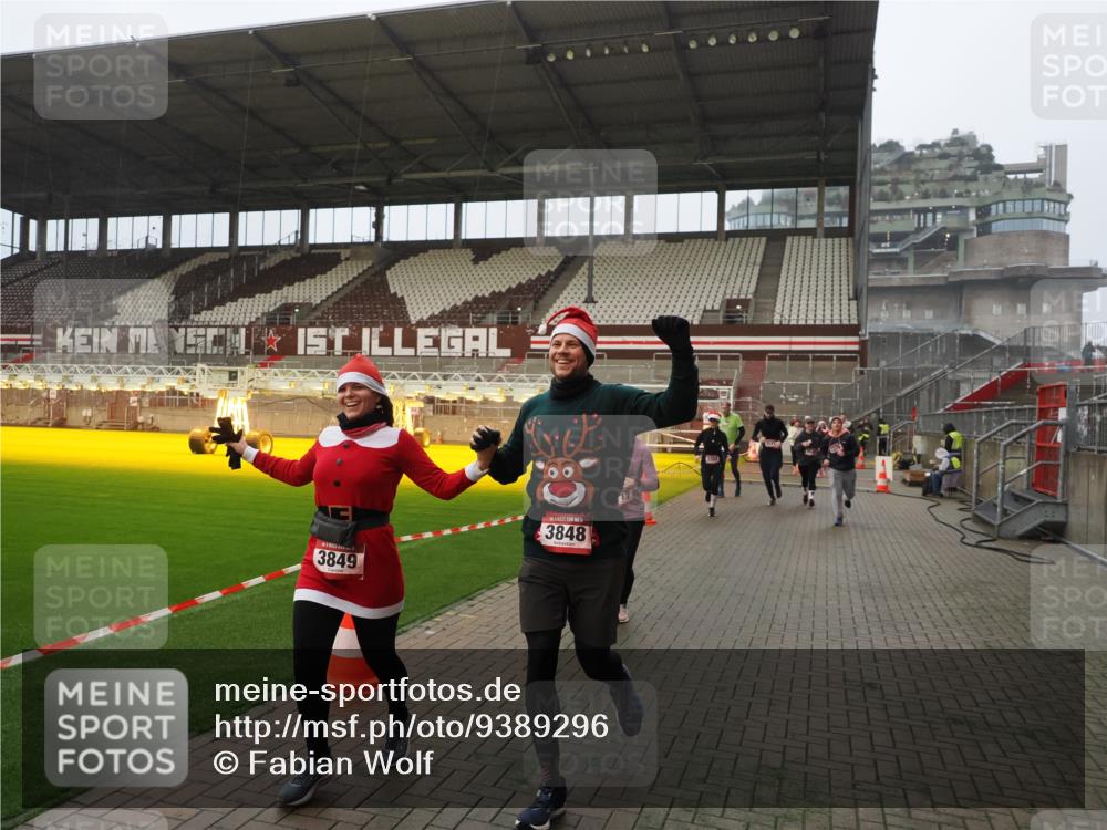 07.12.2025 - St. Pauli X-Mass-Run No. 15 Fabian Wolf http://msf.ph/oto/9389296 07.12.2025 10:21:21 Ziel 149, 270, 1326, 1386, 1407, 1898, 1900, 2173, 2565, 3062, 3384, 3540, 3541, 3848, 3849, 3984, 4117, 4338 meine-sportfotos.de