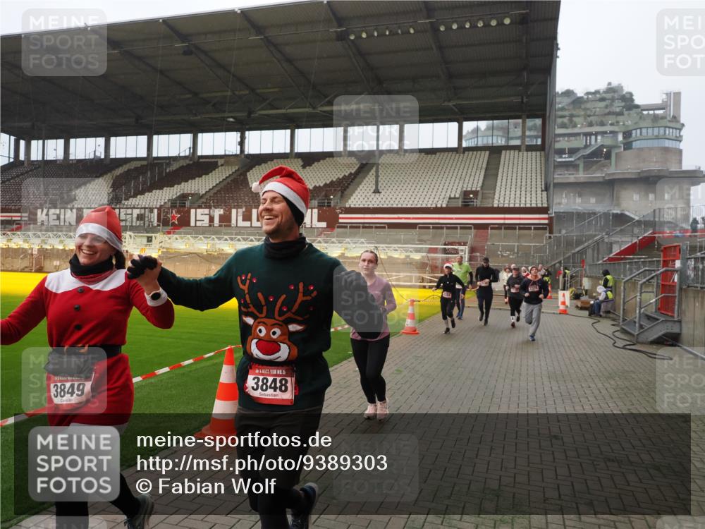 07.12.2025 - St. Pauli X-Mass-Run No. 15 Fabian Wolf http://msf.ph/oto/9389303 07.12.2025 10:21:21 Ziel 149, 270, 1326, 1386, 1407, 1898, 1900, 2173, 2565, 3062, 3384, 3540, 3541, 3848, 3849, 3984, 4117, 4338 meine-sportfotos.de