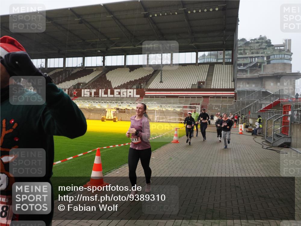 07.12.2025 - St. Pauli X-Mass-Run No. 15 Fabian Wolf http://msf.ph/oto/9389310 07.12.2025 10:21:21 Ziel 149, 270, 1326, 1386, 1407, 1898, 1900, 2173, 2565, 3062, 3384, 3540, 3541, 3848, 3849, 3984, 4117, 4338 meine-sportfotos.de