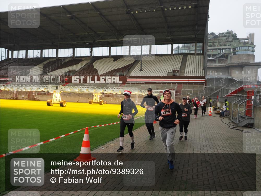 07.12.2025 - St. Pauli X-Mass-Run No. 15 Fabian Wolf http://msf.ph/oto/9389326 07.12.2025 10:21:24 Ziel 149, 270, 1326, 1407, 2173, 2927, 3062, 3091, 3384, 3540, 3541, 3848, 3849, 3984, 3988, 4117, 4338 meine-sportfotos.de