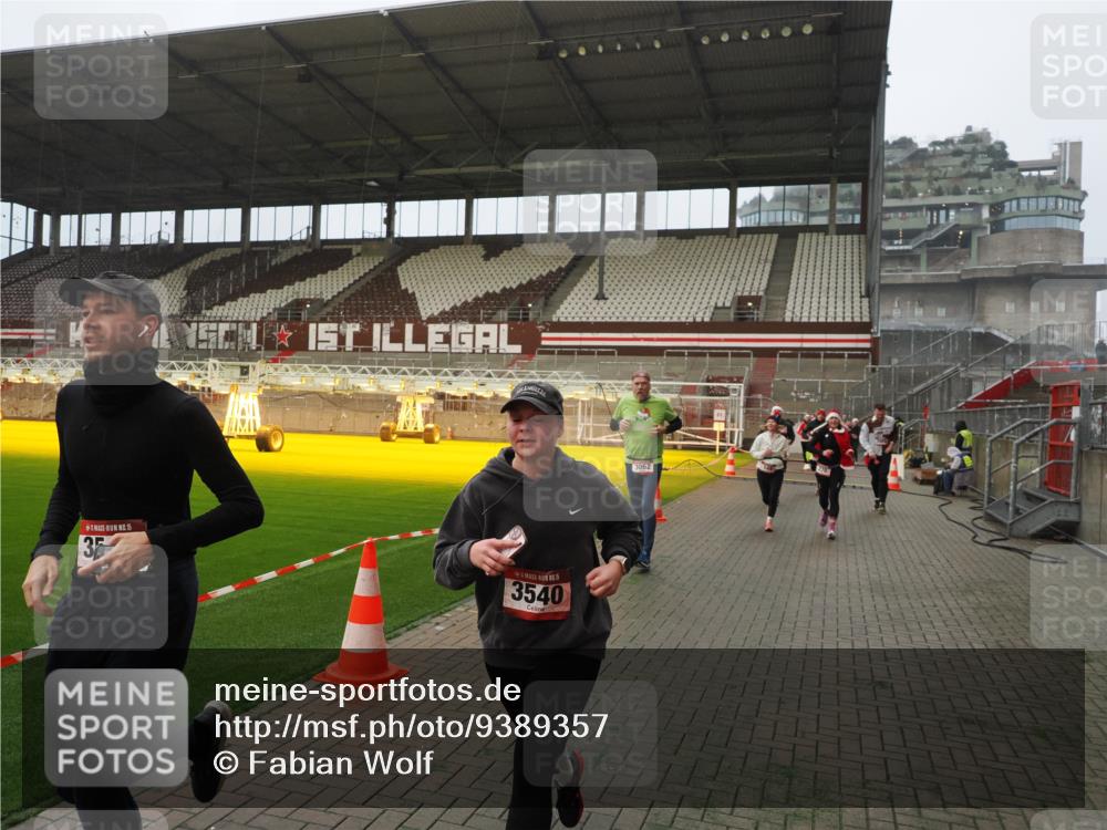07.12.2025 - St. Pauli X-Mass-Run No. 15 Fabian Wolf http://msf.ph/oto/9389357 07.12.2025 10:21:25 Ziel 149, 270, 1326, 2173, 2927, 3062, 3091, 3384, 3540, 3541, 3848, 3849, 3984, 3988, 4117 meine-sportfotos.de