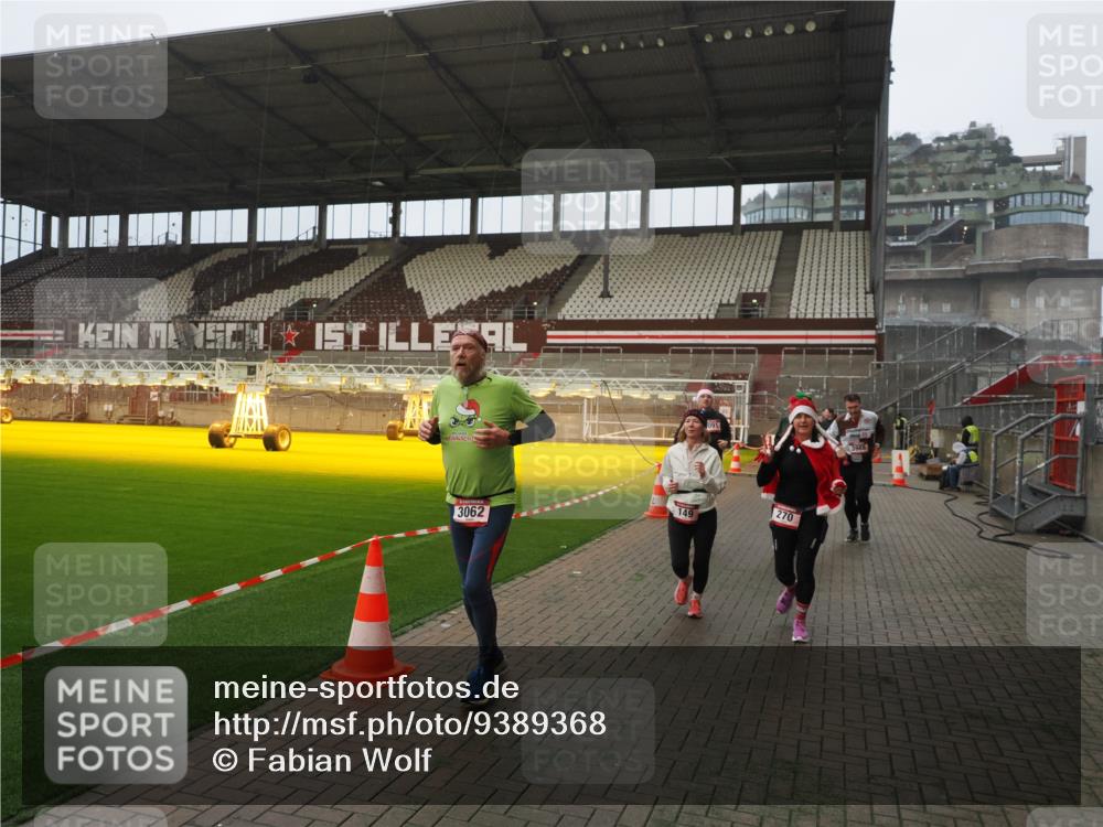 07.12.2025 - St. Pauli X-Mass-Run No. 15 Fabian Wolf http://msf.ph/oto/9389368 07.12.2025 10:21:27 Ziel 149, 270, 1326, 2173, 2927, 2997, 3062, 3091, 3384, 3540, 3541, 3848, 3849, 3988, 4117, 4169, 4170 meine-sportfotos.de