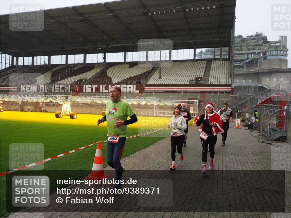 07.12.2025 - St. Pauli X-Mass-Run No. 15 Fabian Wolf http://msf.ph/oto/9389371 07.12.2025 10:21:28 Ziel 149, 270, 1326, 2173, 2927, 2997, 3062, 3091, 3384, 3540, 3541, 3848, 3849, 3988, 4117, 4169, 4170 meine-sportfotos.de