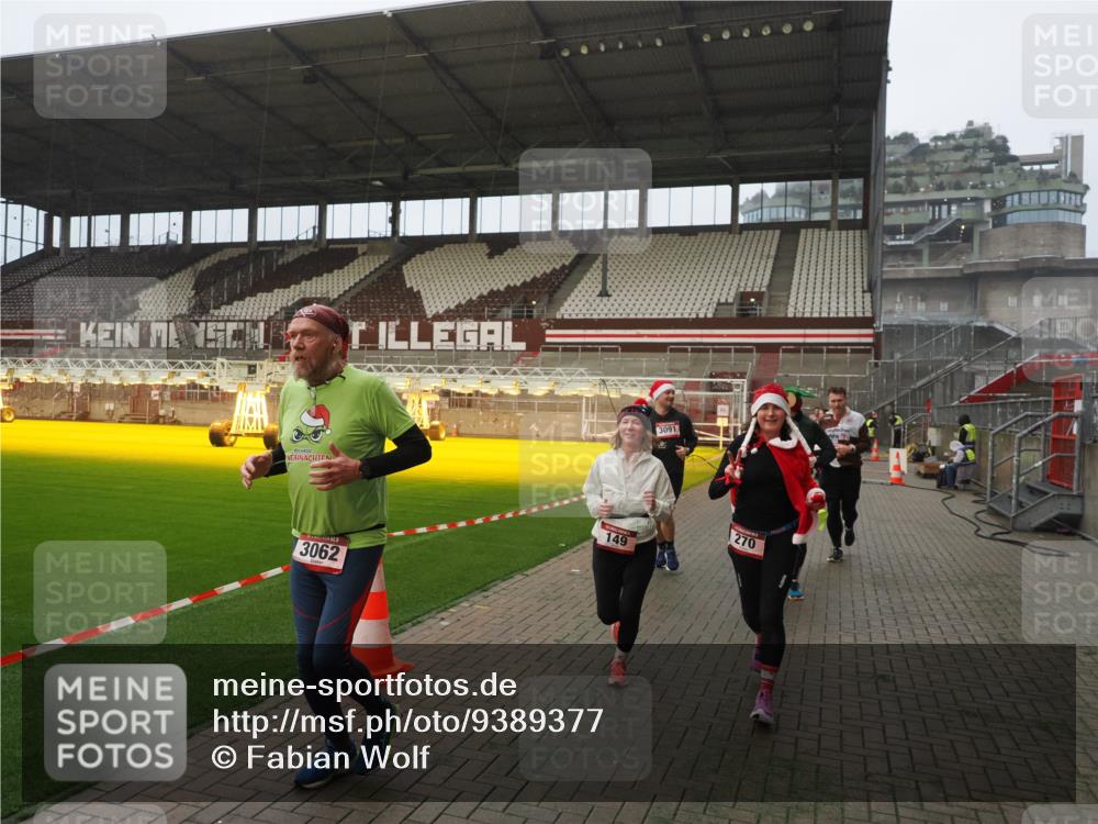 07.12.2025 - St. Pauli X-Mass-Run No. 15 Fabian Wolf http://msf.ph/oto/9389377 07.12.2025 10:21:28 Ziel 149, 270, 1326, 2173, 2927, 2997, 3062, 3091, 3384, 3540, 3541, 3848, 3849, 3988, 4117, 4169, 4170 meine-sportfotos.de
