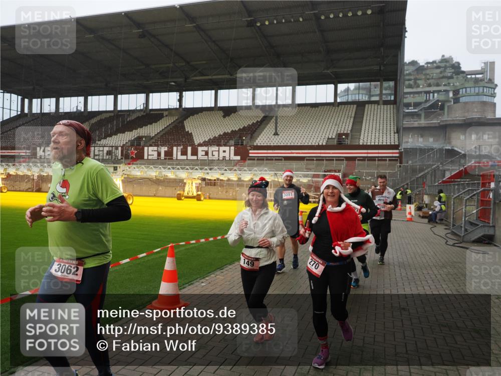 07.12.2025 - St. Pauli X-Mass-Run No. 15 Fabian Wolf http://msf.ph/oto/9389385 07.12.2025 10:21:28 Ziel 149, 270, 1326, 2173, 2927, 2997, 3062, 3091, 3384, 3540, 3541, 3848, 3849, 3988, 4117, 4169, 4170 meine-sportfotos.de