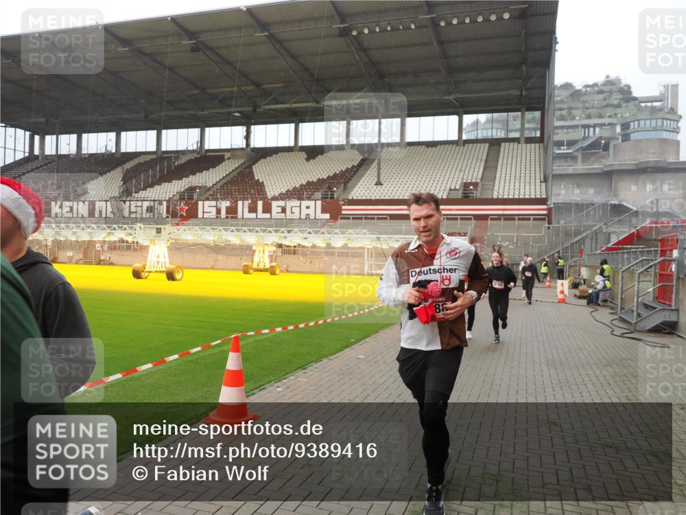 07.12.2025 - St. Pauli X-Mass-Run No. 15 Fabian Wolf http://msf.ph/oto/9389416 07.12.2025 10:21:30 Ziel 149, 270, 1326, 2173, 2927, 2997, 3062, 3091, 3384, 3540, 3541, 3848, 3849, 3988, 4117, 4158, 4169, 4170 meine-sportfotos.de