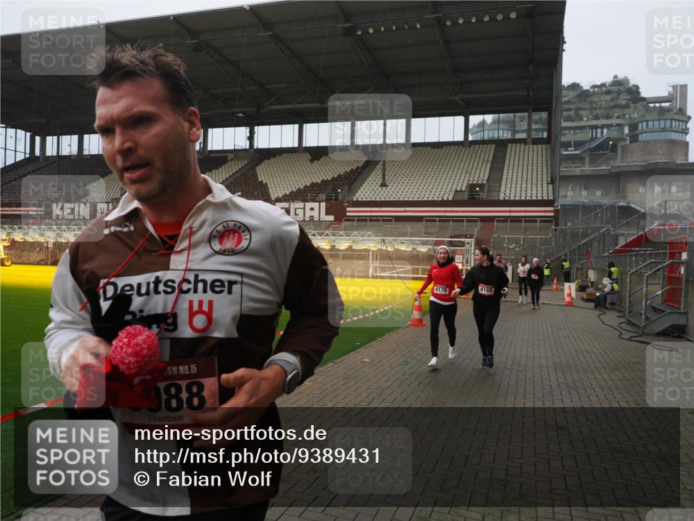 07.12.2025 - St. Pauli X-Mass-Run No. 15 Fabian Wolf http://msf.ph/oto/9389431 07.12.2025 10:21:31 Ziel 149, 270, 1326, 2173, 2927, 2997, 3062, 3091, 3384, 3540, 3541, 3848, 3849, 3988, 4117, 4158, 4169, 4170 meine-sportfotos.de