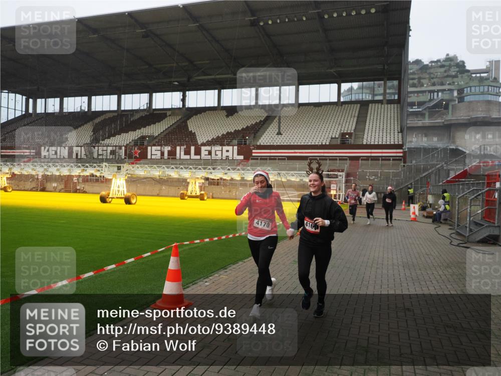 07.12.2025 - St. Pauli X-Mass-Run No. 15 Fabian Wolf http://msf.ph/oto/9389448 07.12.2025 10:21:32 Ziel 149, 270, 1326, 2927, 2997, 3062, 3091, 3384, 3540, 3541, 3848, 3849, 3988, 4117, 4158, 4169, 4170 meine-sportfotos.de