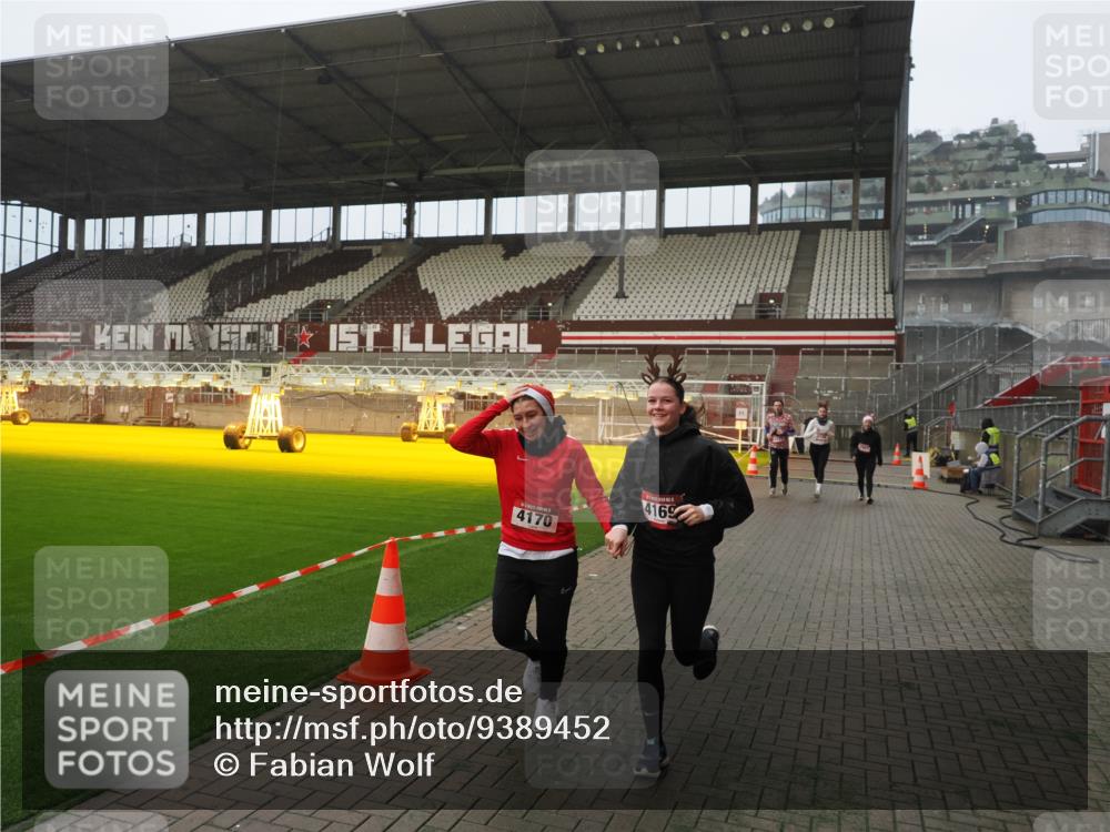07.12.2025 - St. Pauli X-Mass-Run No. 15 Fabian Wolf http://msf.ph/oto/9389452 07.12.2025 10:21:32 Ziel 149, 270, 1326, 2927, 2997, 3062, 3091, 3384, 3540, 3541, 3848, 3849, 3988, 4117, 4158, 4169, 4170 meine-sportfotos.de