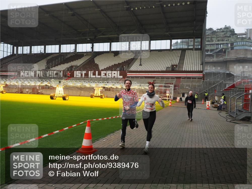 07.12.2025 - St. Pauli X-Mass-Run No. 15 Fabian Wolf http://msf.ph/oto/9389476 07.12.2025 10:21:36 Ziel 149, 270, 1326, 2927, 2997, 3062, 3091, 3384, 3540, 3541, 3988, 4158, 4169, 4170 meine-sportfotos.de