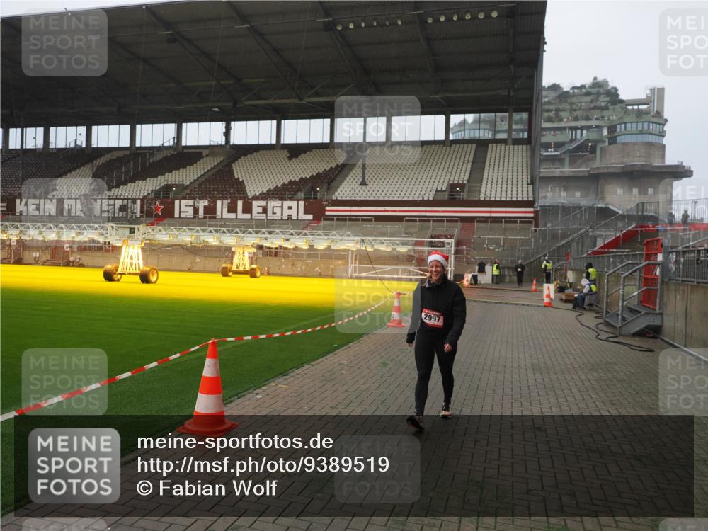 07.12.2025 - St. Pauli X-Mass-Run No. 15 Fabian Wolf http://msf.ph/oto/9389519 07.12.2025 10:21:41 Ziel 270, 2927, 2997, 3091, 3988, 4158, 4169, 4170 meine-sportfotos.de