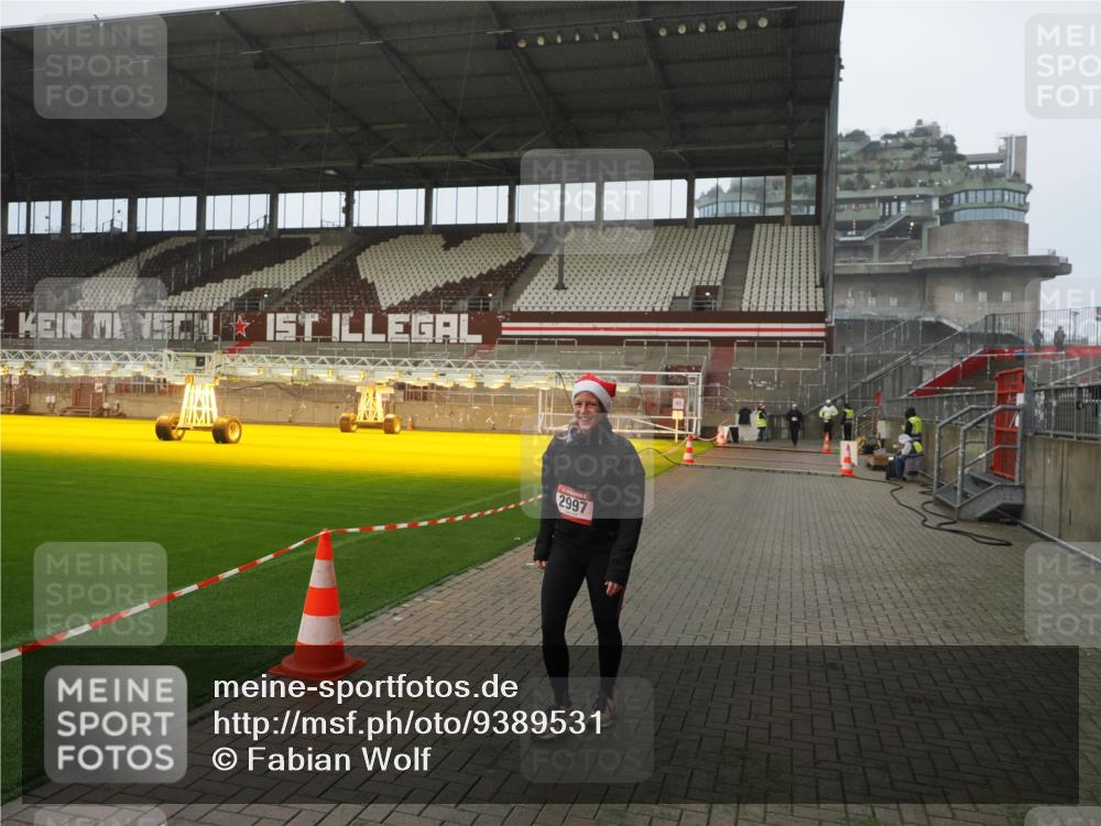 07.12.2025 - St. Pauli X-Mass-Run No. 15 Fabian Wolf http://msf.ph/oto/9389531 07.12.2025 10:21:42 Ziel 2927, 2997, 3091, 3988, 4158, 4169, 4170 meine-sportfotos.de