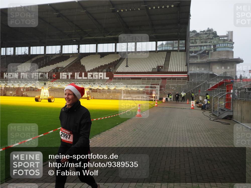 07.12.2025 - St. Pauli X-Mass-Run No. 15 Fabian Wolf http://msf.ph/oto/9389535 07.12.2025 10:21:43 Ziel 2927, 2997, 4158, 4169, 4170 meine-sportfotos.de