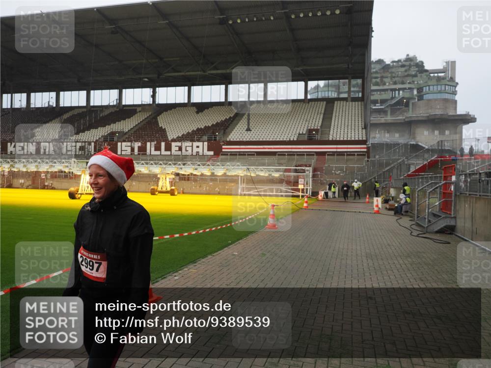 07.12.2025 - St. Pauli X-Mass-Run No. 15 Fabian Wolf http://msf.ph/oto/9389539 07.12.2025 10:21:43 Ziel 2927, 2997, 4158, 4169, 4170 meine-sportfotos.de
