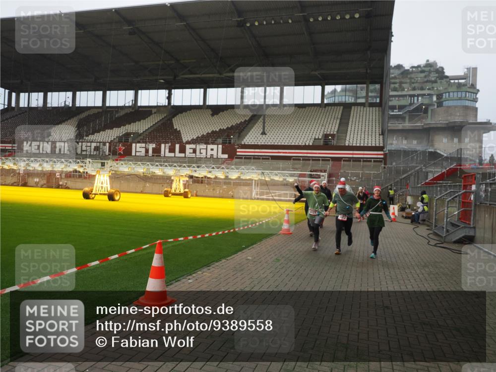 07.12.2025 - St. Pauli X-Mass-Run No. 15 Fabian Wolf http://msf.ph/oto/9389558 07.12.2025 10:21:58 Ziel 1488, 2944, 2945, 3999, 4000, 4321, 4322, 4323, 4415 meine-sportfotos.de