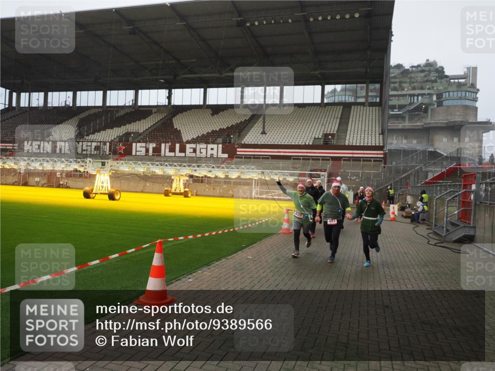 07.12.2025 - St. Pauli X-Mass-Run No. 15 Fabian Wolf http://msf.ph/oto/9389566 07.12.2025 10:21:58 Ziel 1488, 2944, 2945, 3999, 4000, 4321, 4322, 4323, 4415 meine-sportfotos.de