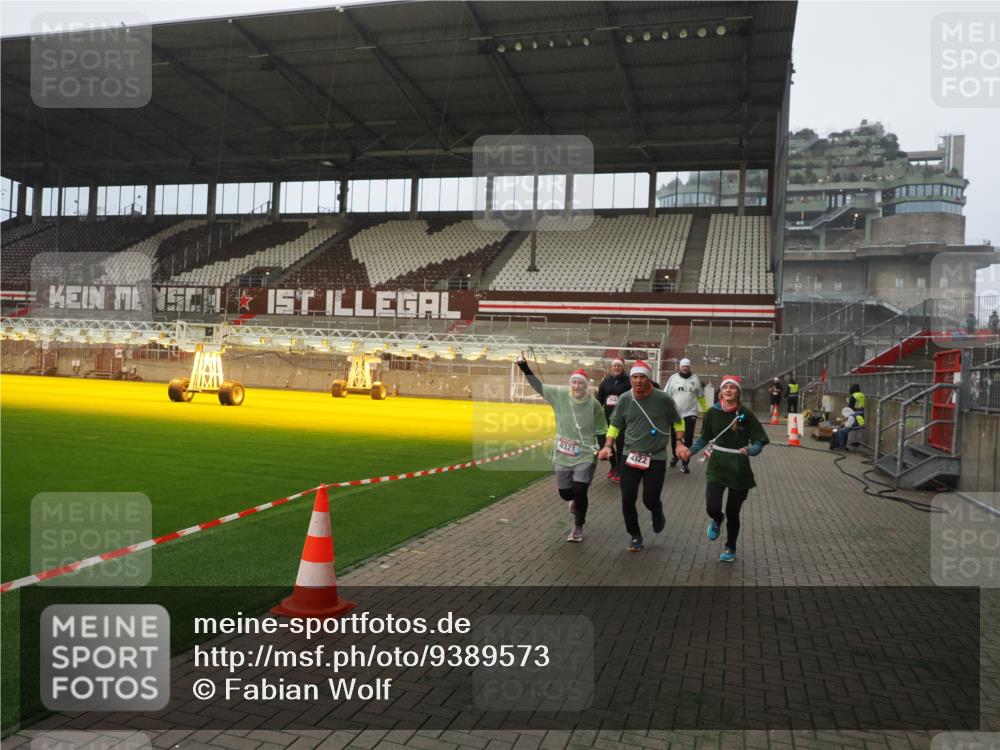 07.12.2025 - St. Pauli X-Mass-Run No. 15 Fabian Wolf http://msf.ph/oto/9389573 07.12.2025 10:21:59 Ziel 1488, 2944, 2945, 3999, 4000, 4321, 4322, 4323, 4415 meine-sportfotos.de
