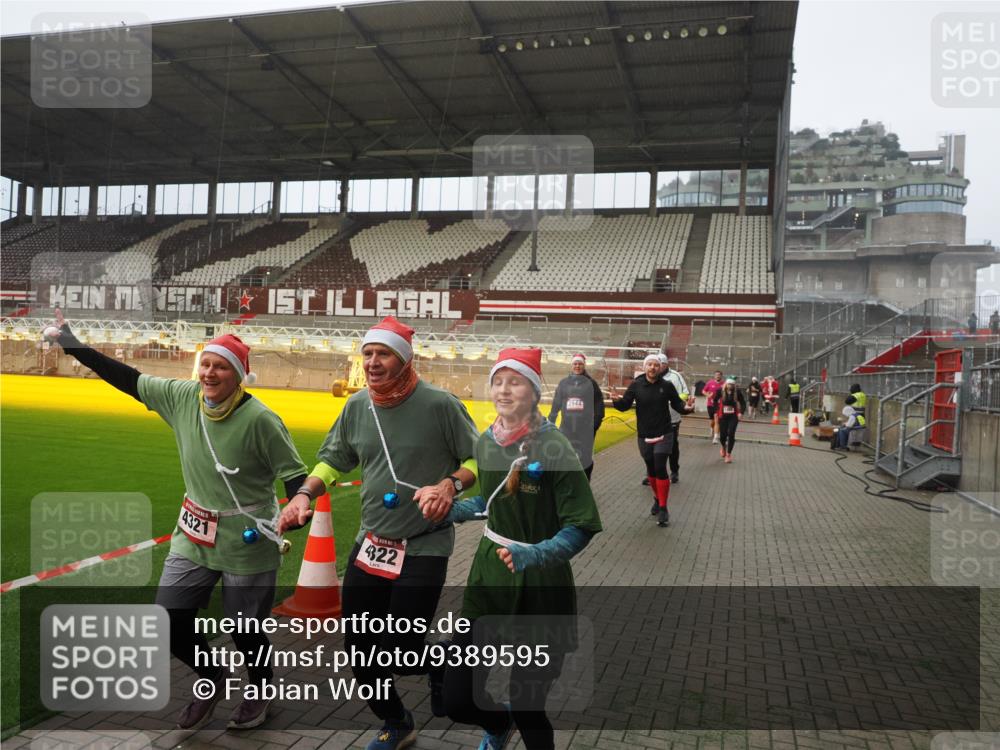 07.12.2025 - St. Pauli X-Mass-Run No. 15 Fabian Wolf http://msf.ph/oto/9389595 07.12.2025 10:22:00 Ziel 1488, 2944, 2945, 3999, 4000, 4321, 4322, 4323, 4415 meine-sportfotos.de