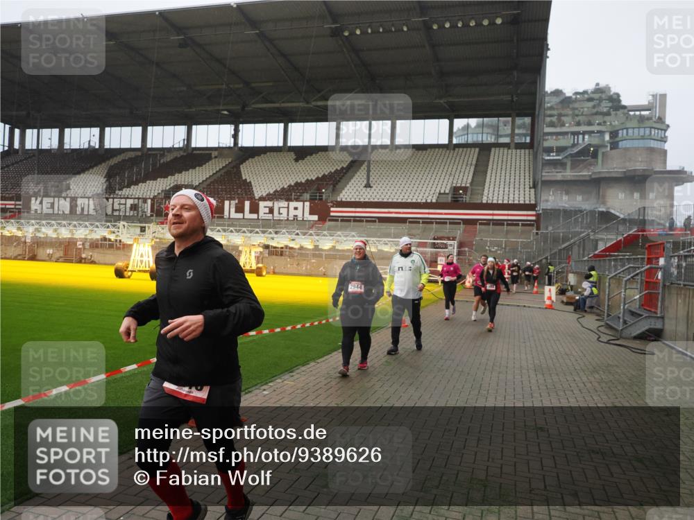 07.12.2025 - St. Pauli X-Mass-Run No. 15 Fabian Wolf http://msf.ph/oto/9389626 07.12.2025 10:22:02 Ziel 1488, 2944, 2945, 3999, 4000, 4321, 4322, 4323, 4415 meine-sportfotos.de